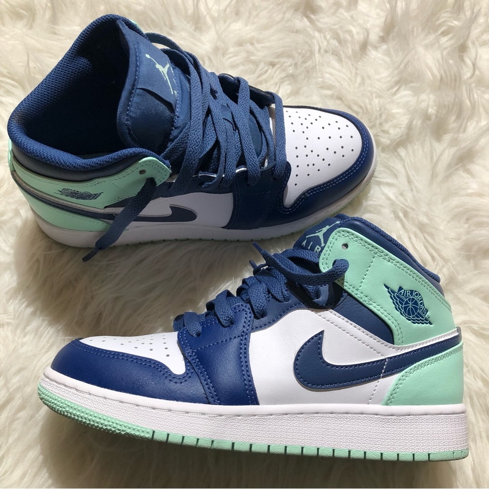 NIKE Air Jordan 1 mid sneakers shoes Size 5Y = 6.5 women’s blue light blue shoe